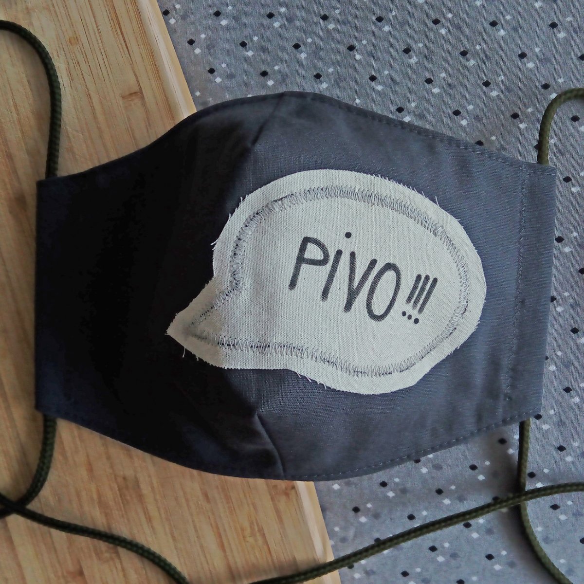 Šedá rouška s nápisem Pivo!