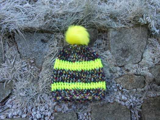 Čepice háčkovaná pestrobarevná s neonově žlutou