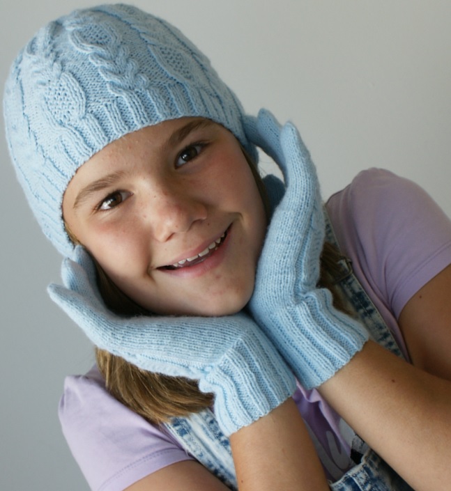 Čepice a rukavičky v něžně modré...