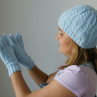 Čepice a rukavičky v něžně modré...