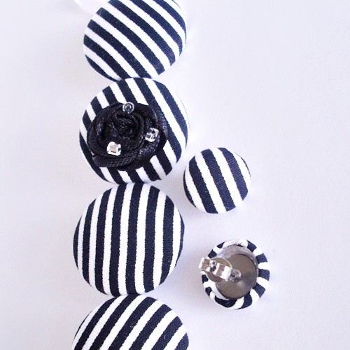 Buttonkový set černý proužek