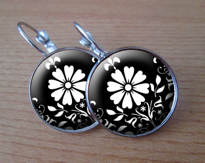 COOL VISACÍ NÁUŠNICE - černobílé květy