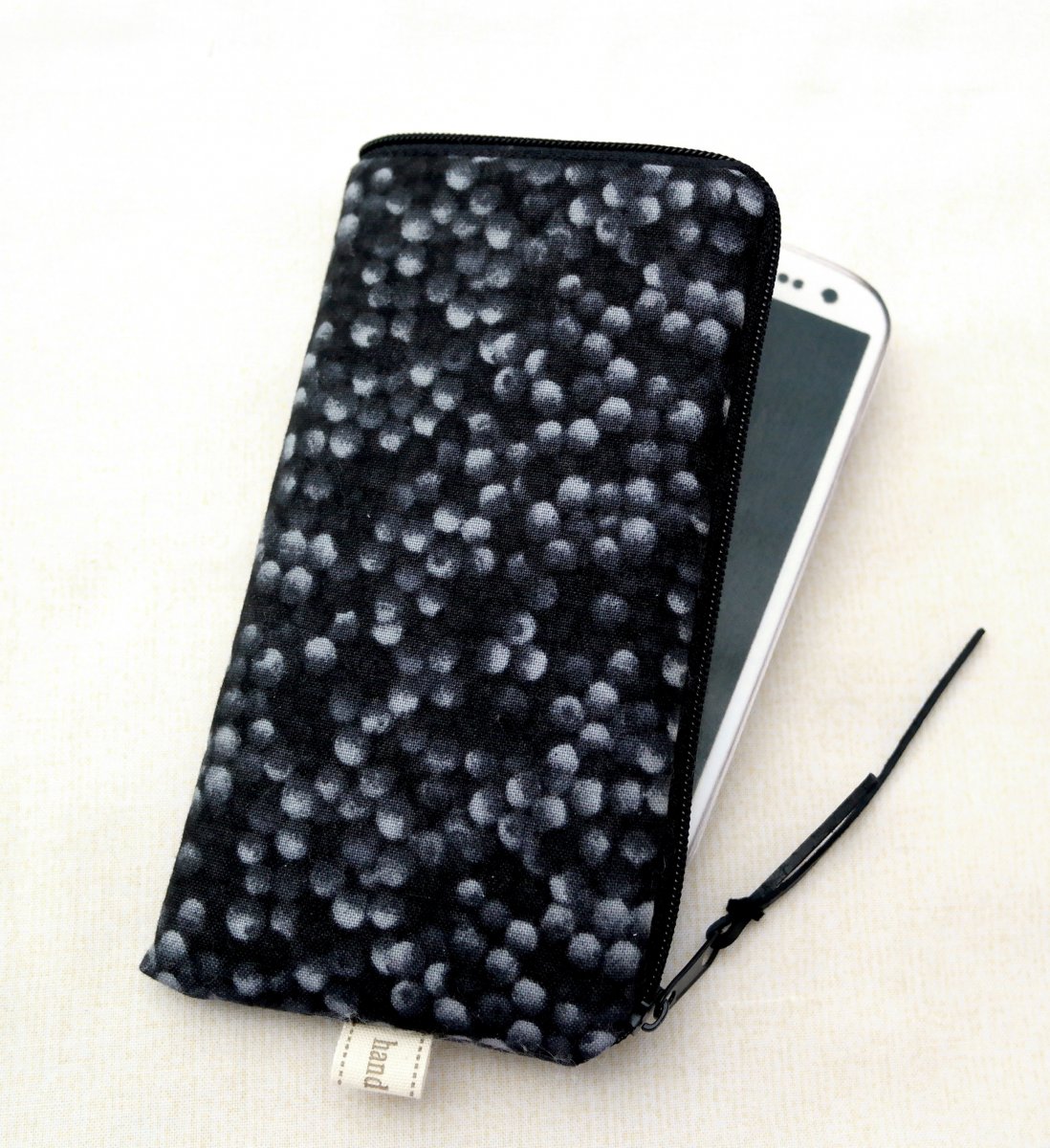 ČERNÉ  PUNTÍKY -  obal na mobil