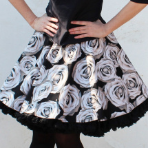 FuFu sukně s černými růžemi a černou spodničkou