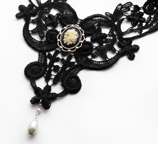 Krajkový náhrdelník s kamejí