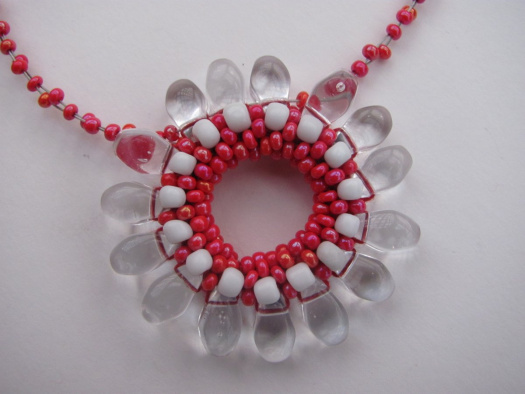 červeno-bílý náhrdelník