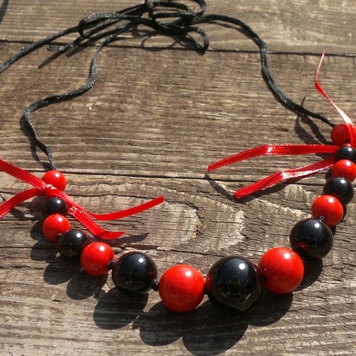 ,,Koulíme koule'' červenočerné korále