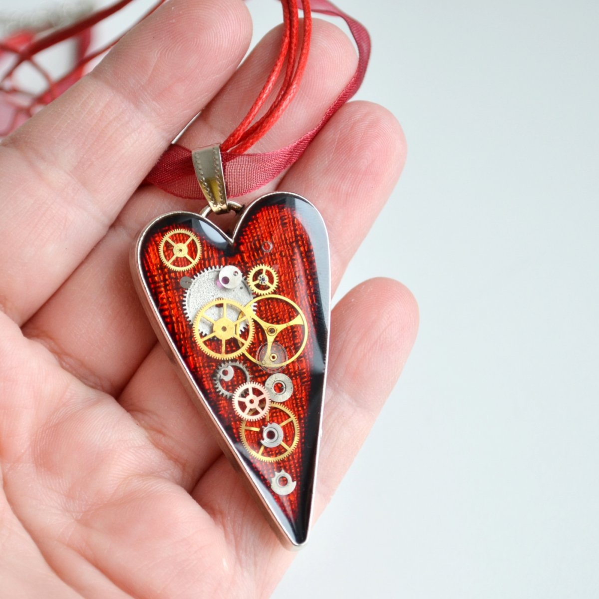 Steampunkový náhrdelník SRDCE, červené