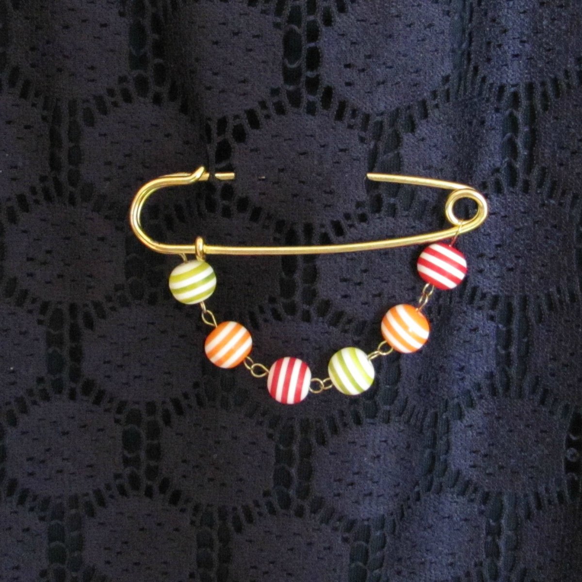 Ozdobný spínací špendlík, pruhovaný