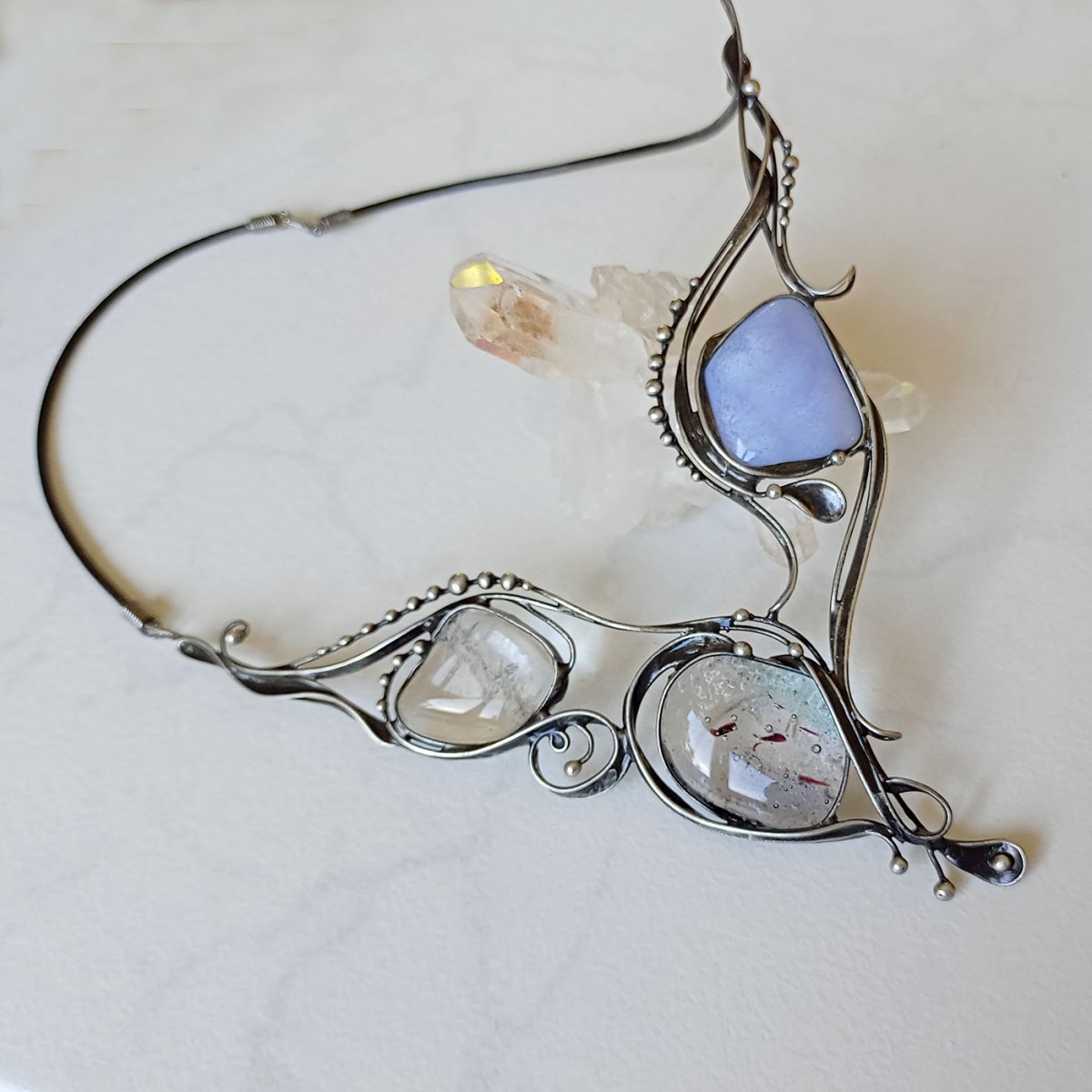 V zimě - křišťál, chalcedon, sklo