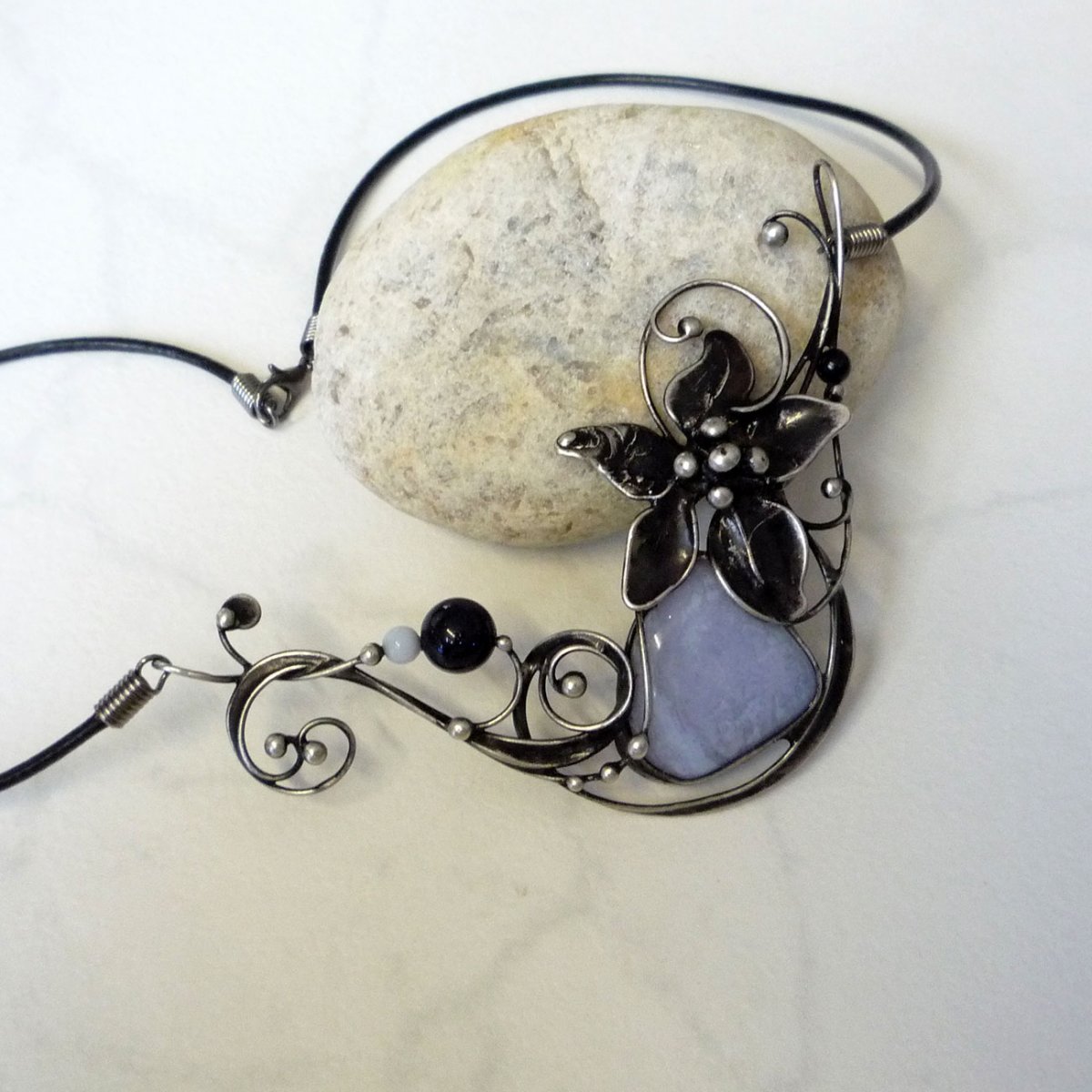 Zmrzlý kvítek - chalcedon náhrdelník