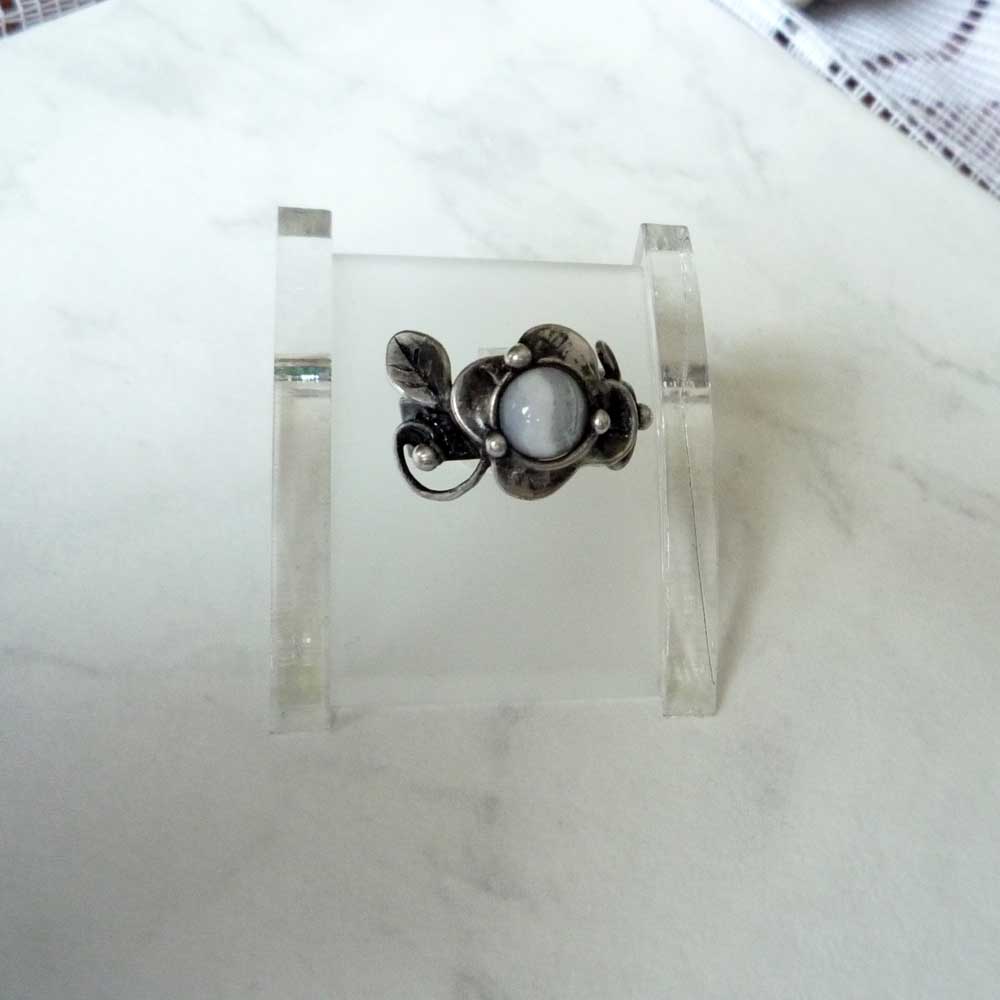 Pomněnka - prsten s chalcedonem