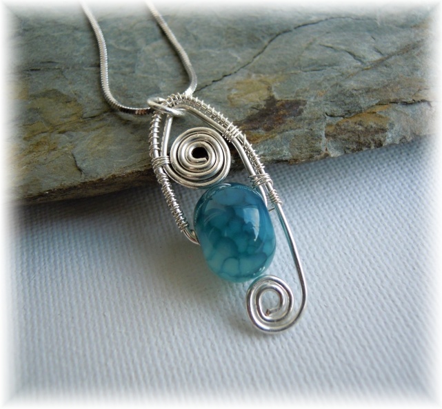 Drátkovaný přívěsek s chalcedonem