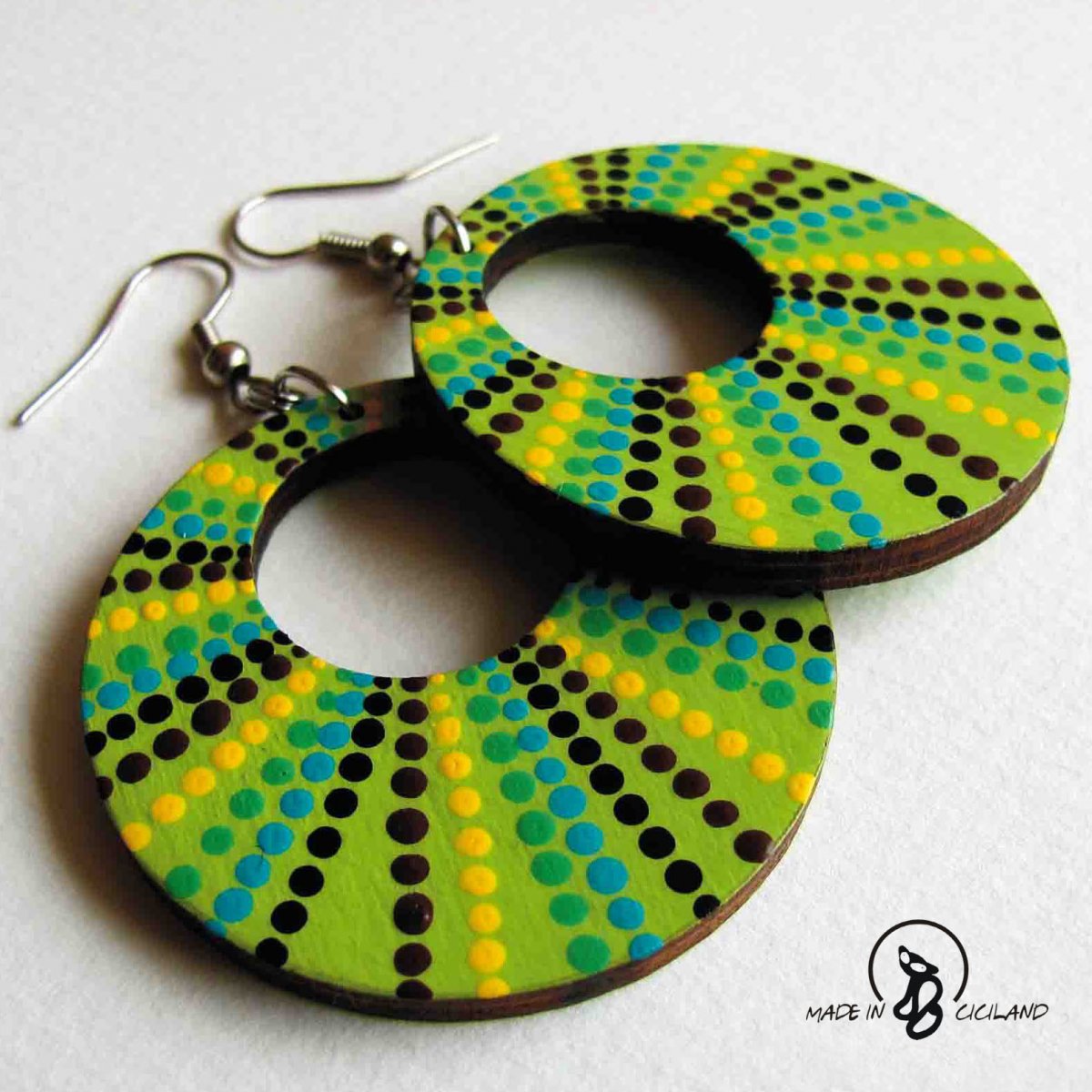 Puntíkatá barevná smršť v zeleni