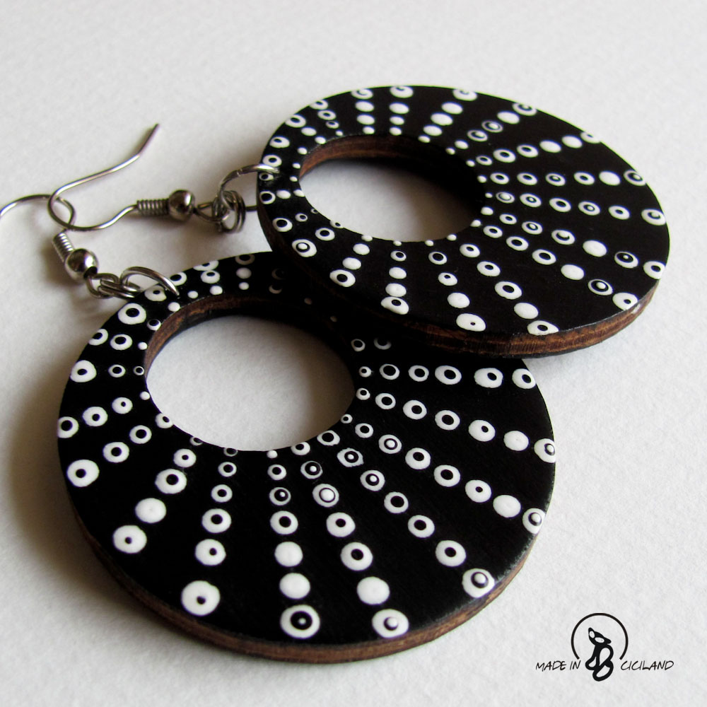 Mrkací kruhy black and white