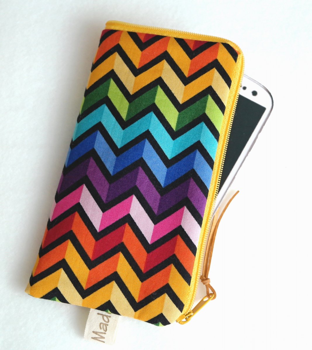 BAREVNÝ CHEVRON NA ČERNÉ  - obal na mobil