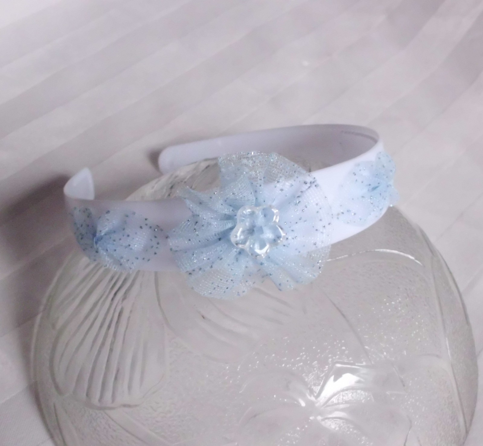 Bílá čelenka s modrou