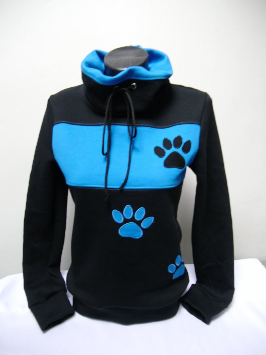 Černá mikina s tlapkami,rezervace pro lenuš