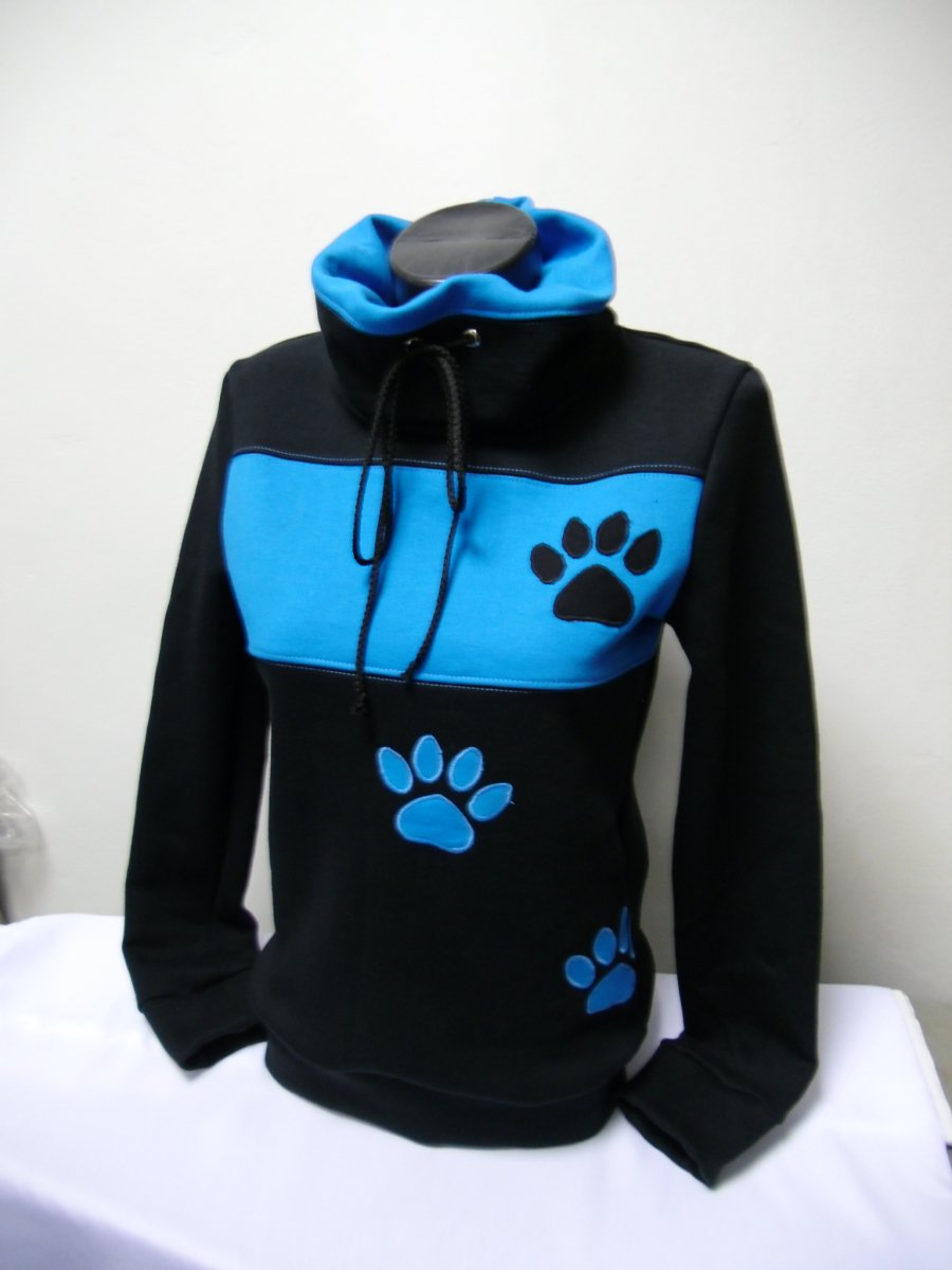 Černá mikina s tyrkys tlapkami