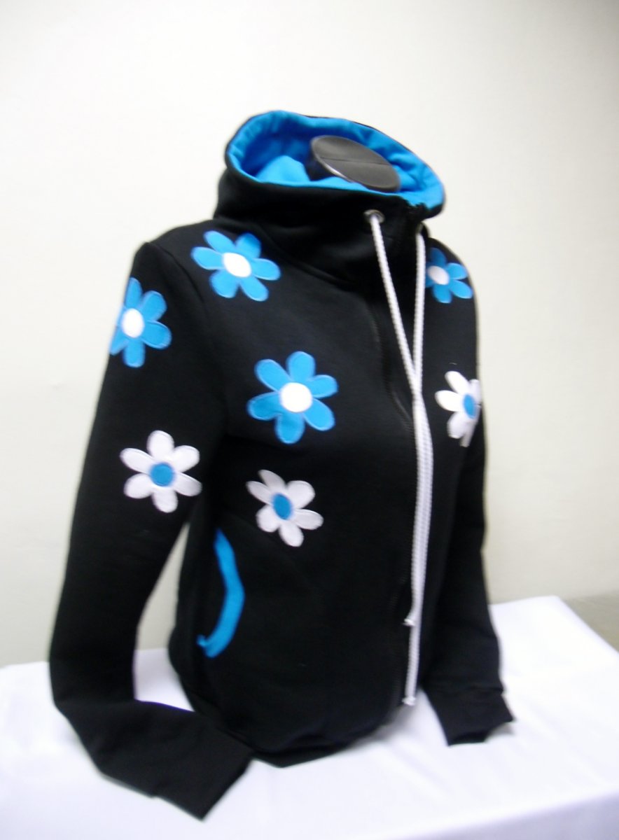 Černá mikina s tyrkys kytičkami