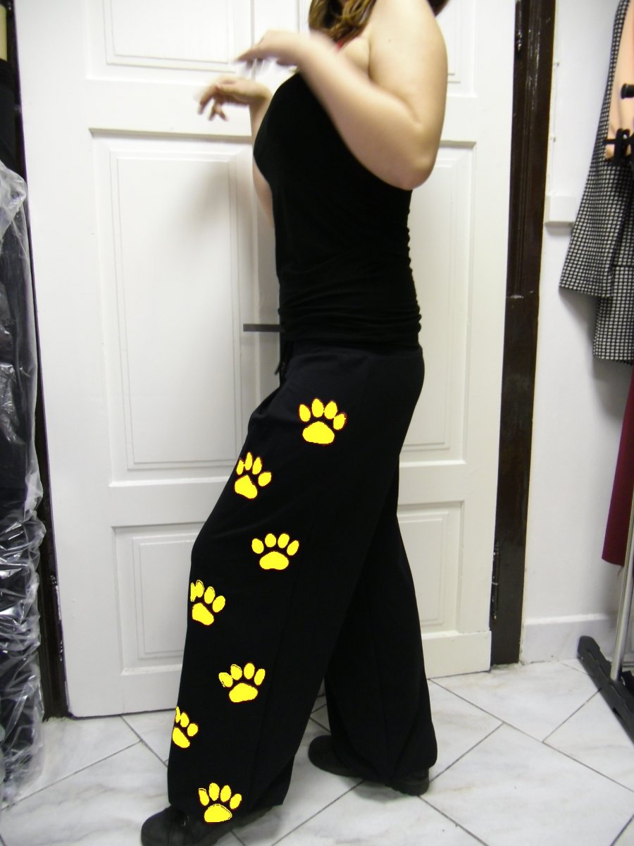 Taneční tepláky se žlutými tlapkami