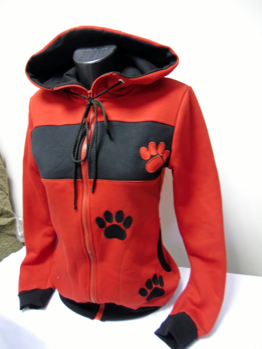 Mikina červená s černými tlapkami