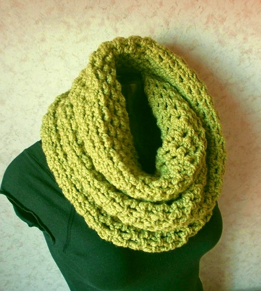 Háčkovaný nákrčník zelená tundra