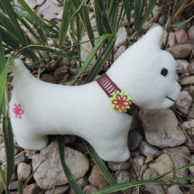 Malý smetanový psík. č.1096 (žluto-růžový květ).