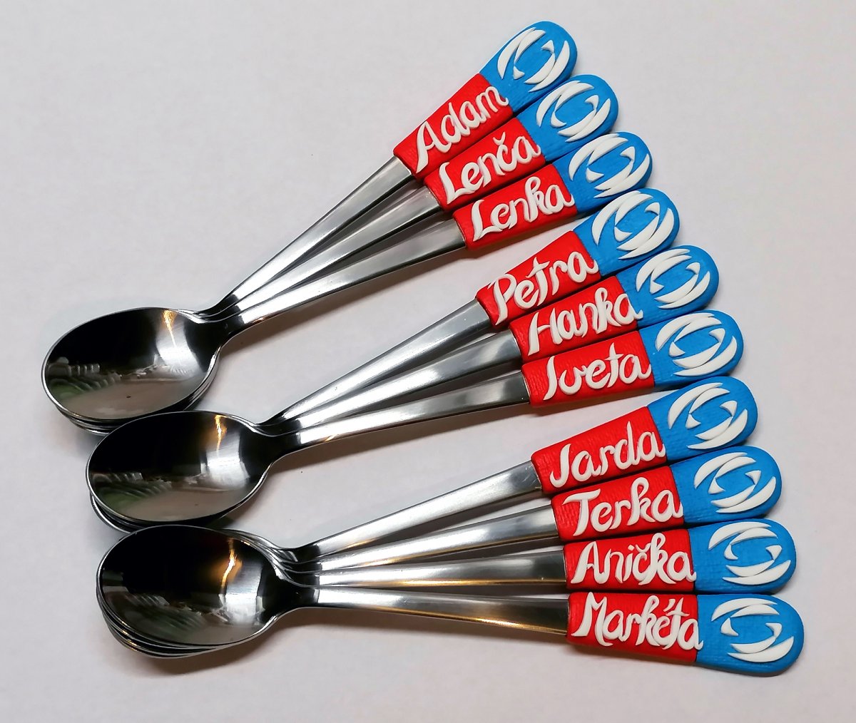 REZERVACE - latté lžičky na přání se jmény a logem 