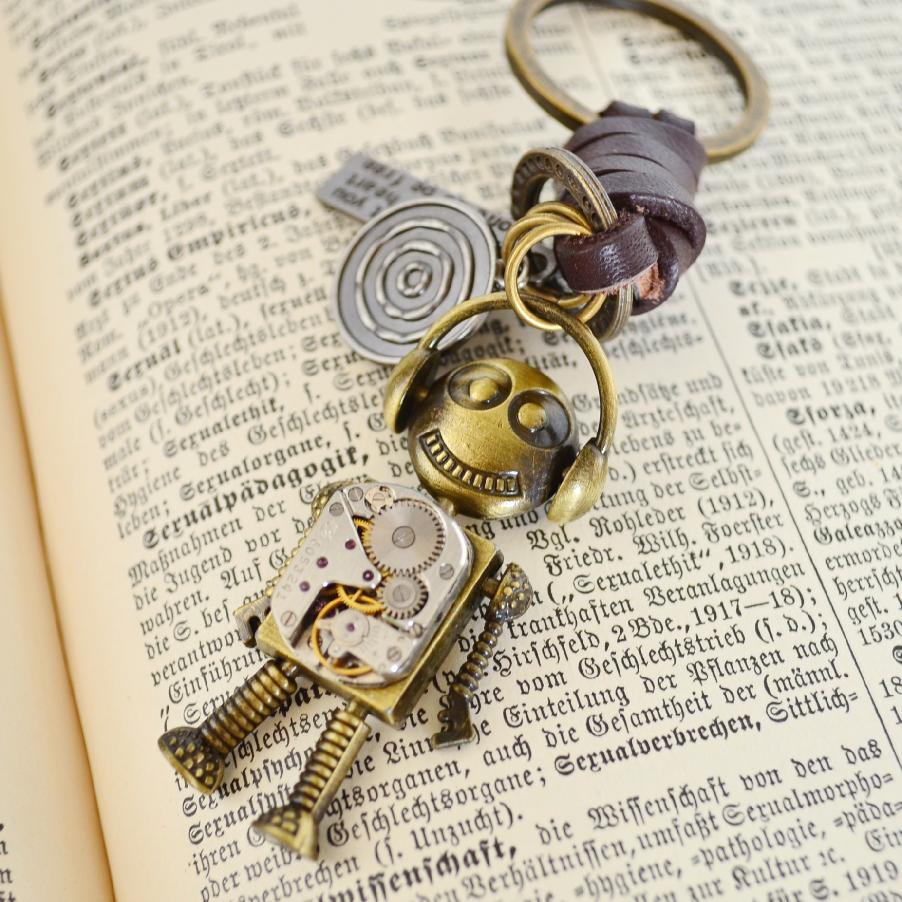 Klíčenka robot se sluchátky a strojkem z hodinek