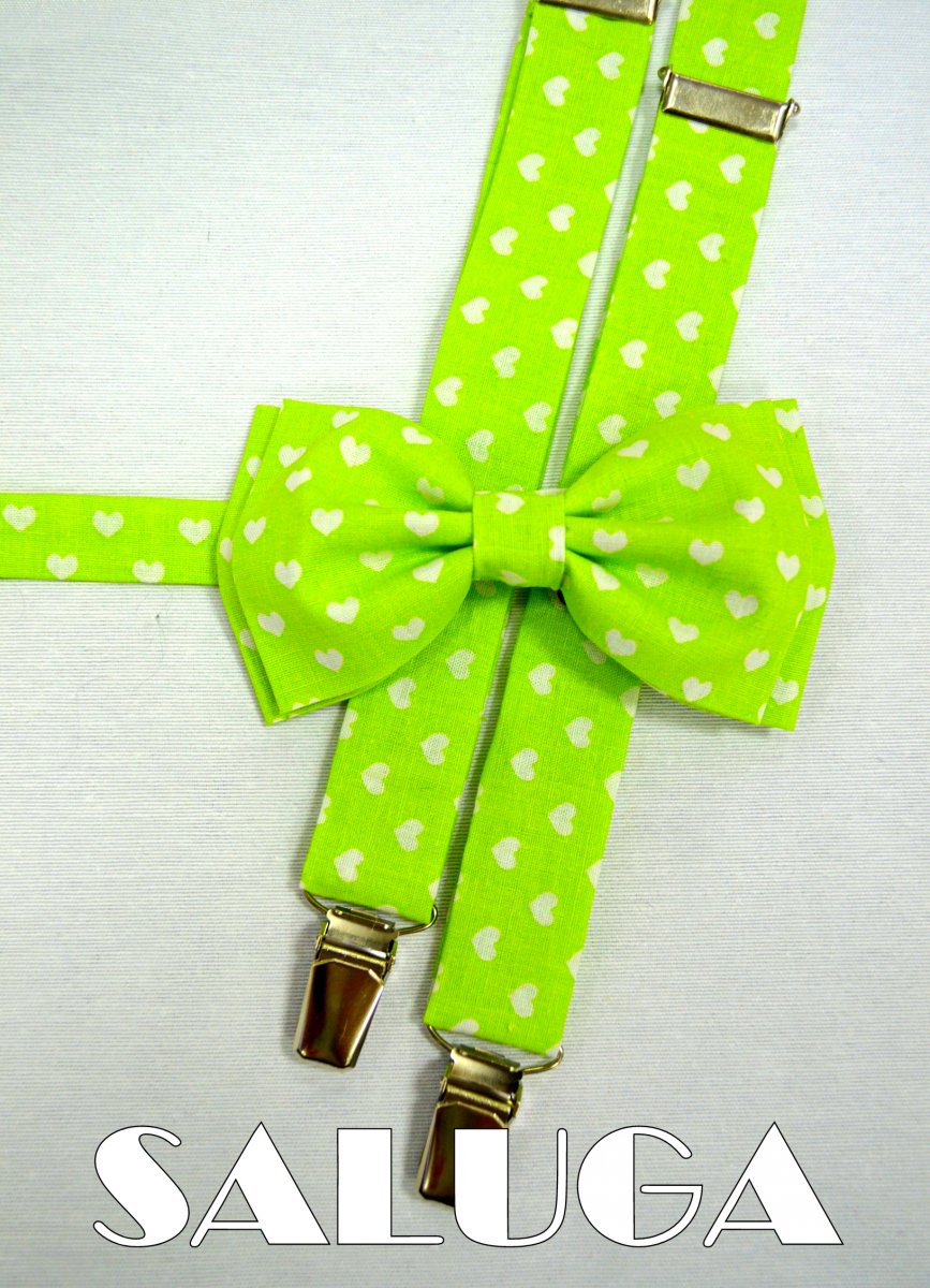 Pánský set motýlek + šle zelený na bílé srdíčka