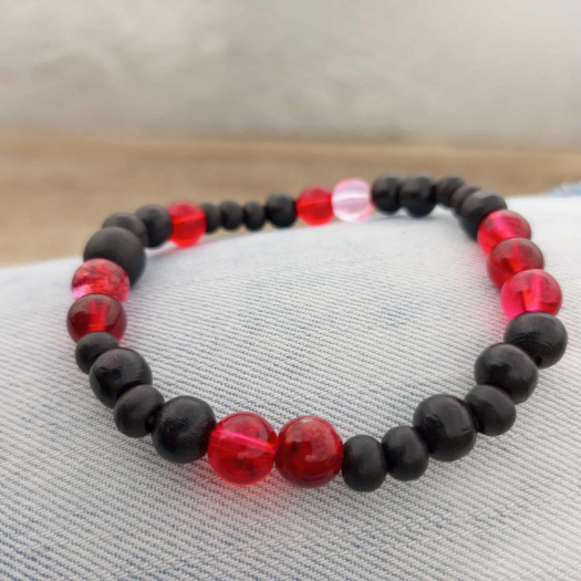 Náramek dřevo a sklo černo červený