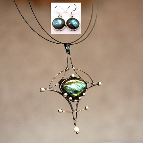 Gíbinka - Labradorit + Náušnice ZDARMA...