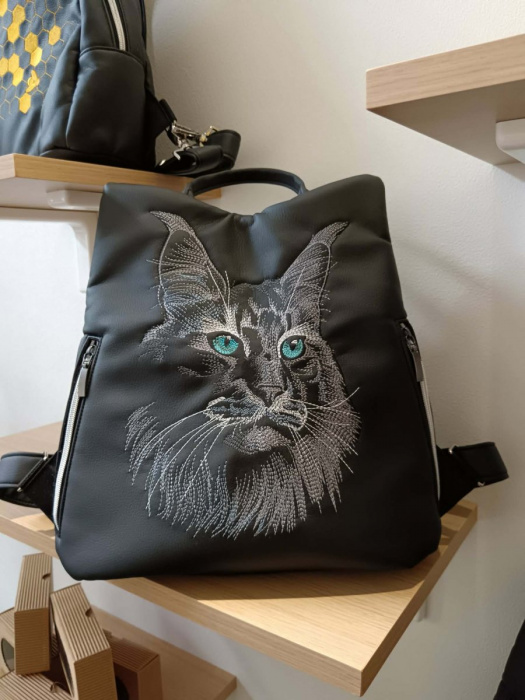 Vyšívaný batoh Safe - Mainská mývalí kočka šedá