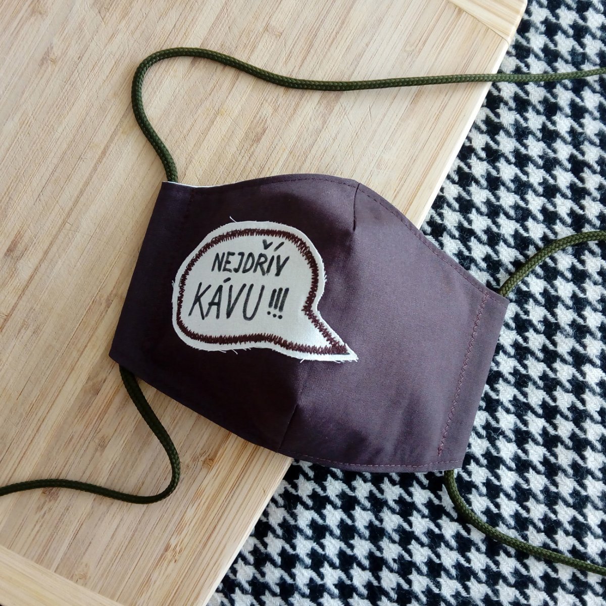 Hnědá rouška s nápisem Nejdřív kávu!