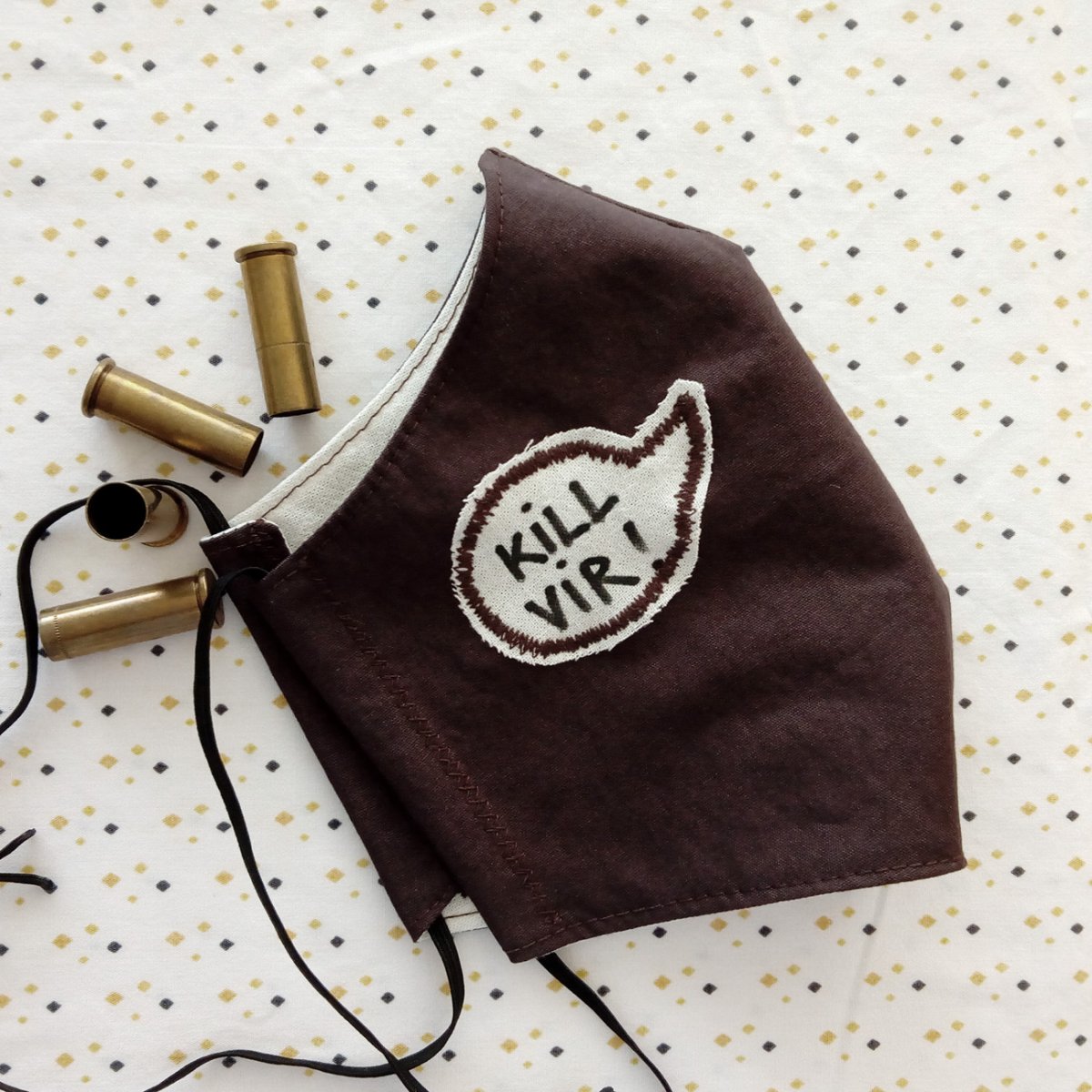 Hnědá rouška s nápisem Kill vir!