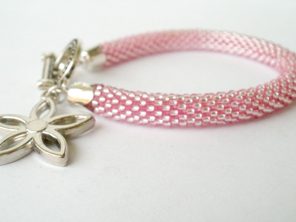 Háčkovaný náramek růžový