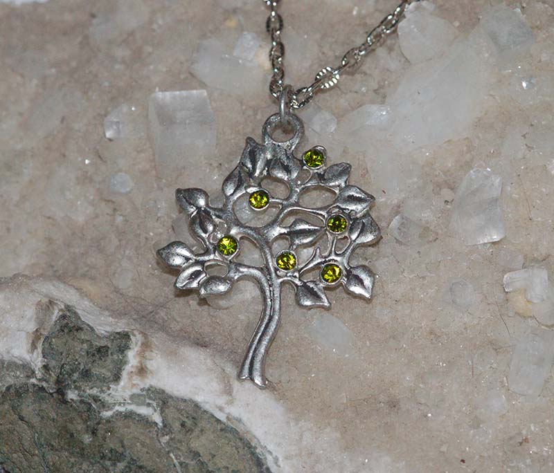 Jabloň se zelenými jablíčky