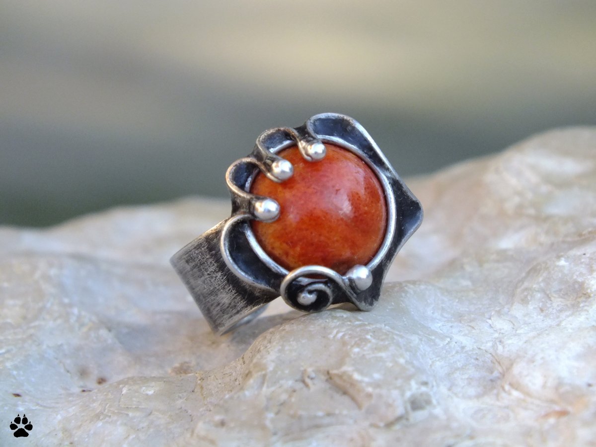 V drápech... - prsten s houbovým korálem