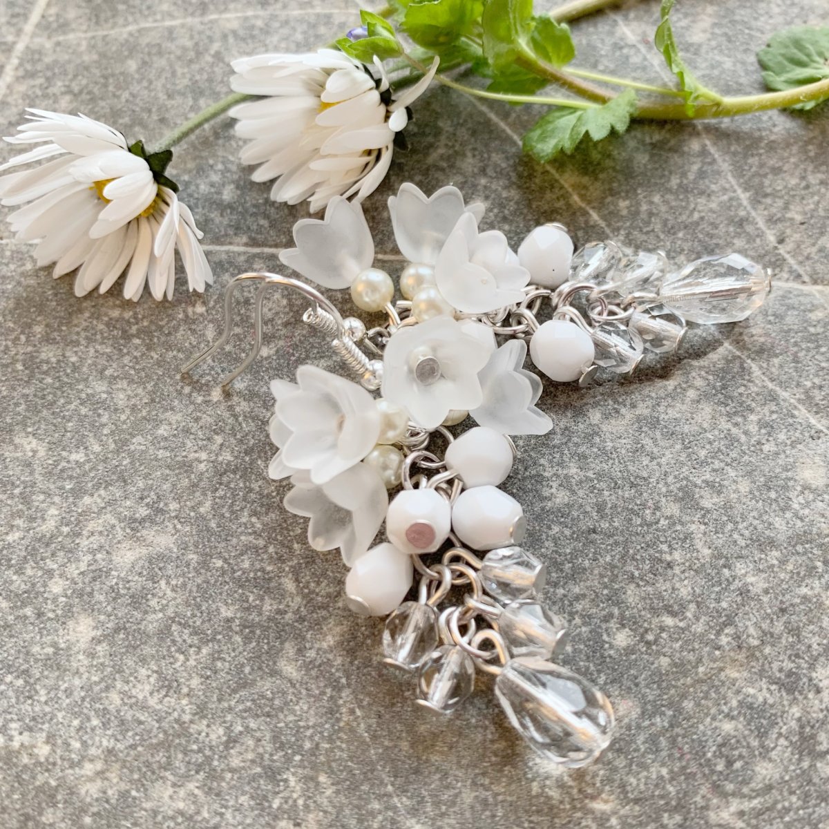 Bílé zvonkové náušnice