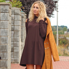 Tmavě hnědé zvonové šaty s rolákem