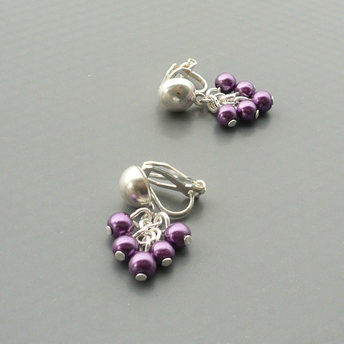 Fialové perličkové drobné hrozínkové klipsy