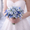 Svatební kytice s nylonovými květy a postříbřeným drátkem – lehká elegance na celý den