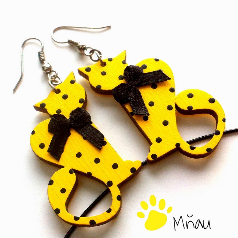 Kočičí náušnice žlutočerné