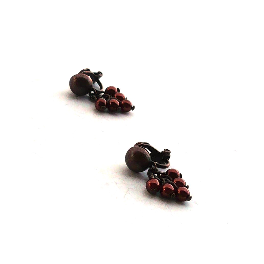 Hnědé drobné perličkové hrozínkové klipsy