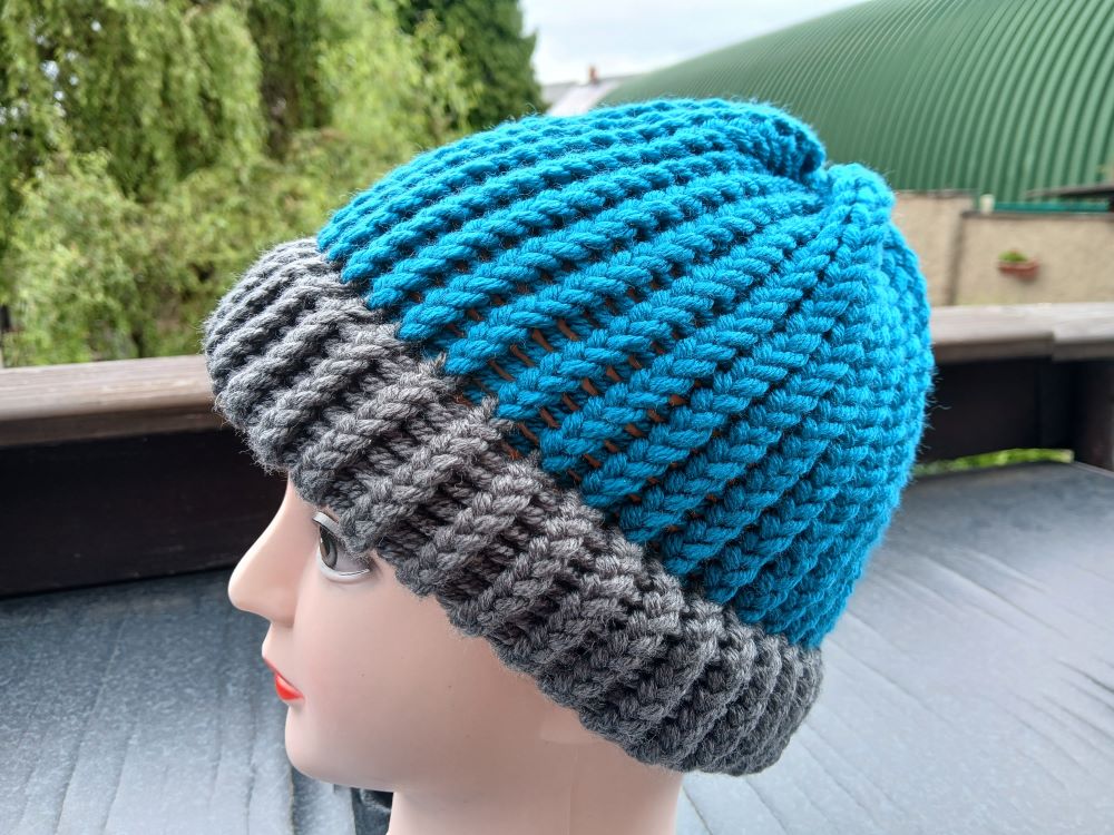 Pletená čepice - dvojitý lem (smaragdová + šedá) 