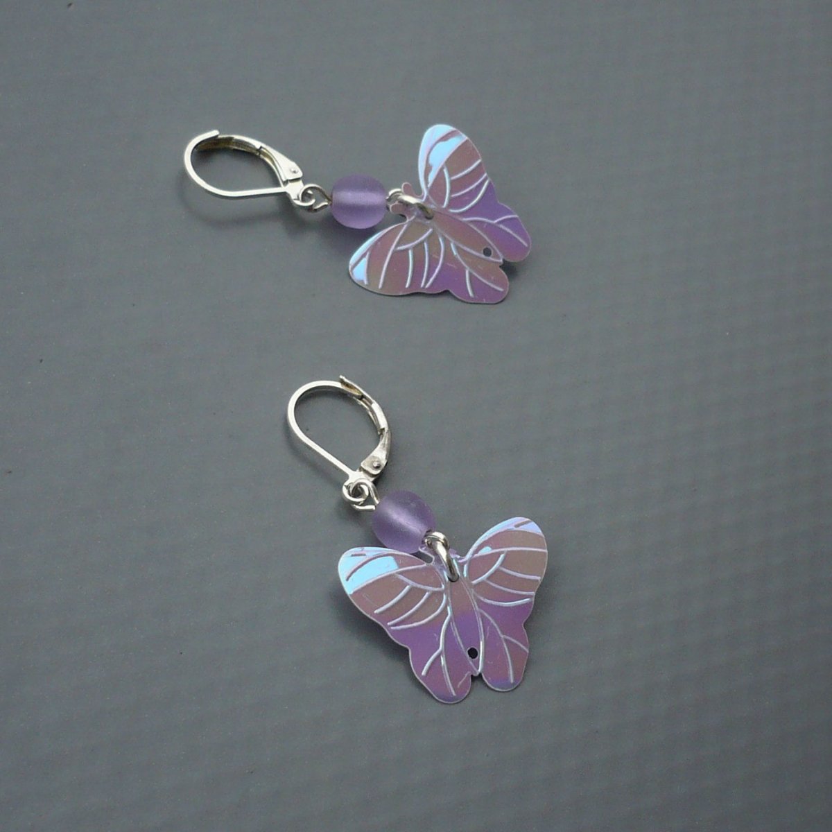 Světle fialové motýlkové náušnice 