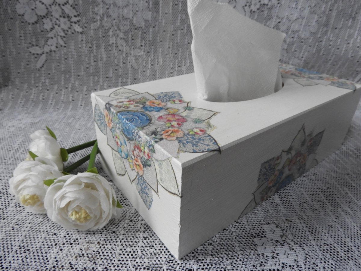 Krabička na kapesníky bílá s mandalami květinkami
