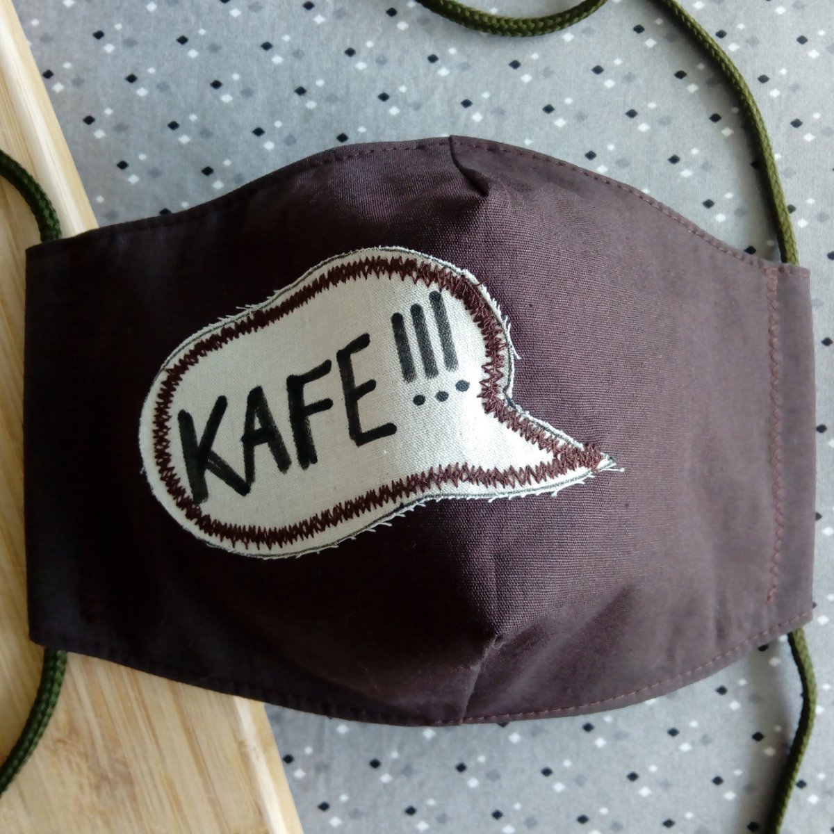 Hnědá rouška s nápisem Kafe!!!