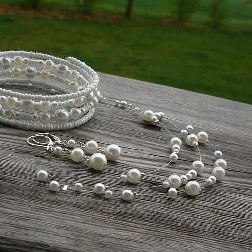 Bílý perličkový náhrdelník s náušnicemi II.